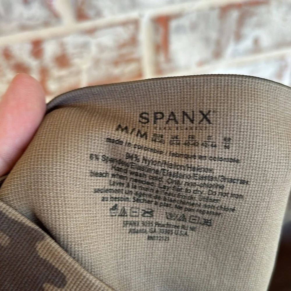 Spanx Look At Me Now Camouflage  Stretchy Crop Leggings